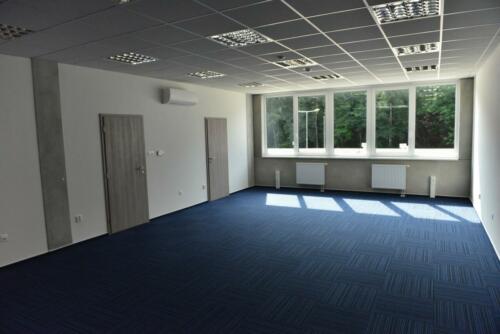 moderní kancelářské prostory, kvalitní výplně otvorů, zátěžové koberce, klimatizace, vytápění, prosvětlenost pracovních prostor